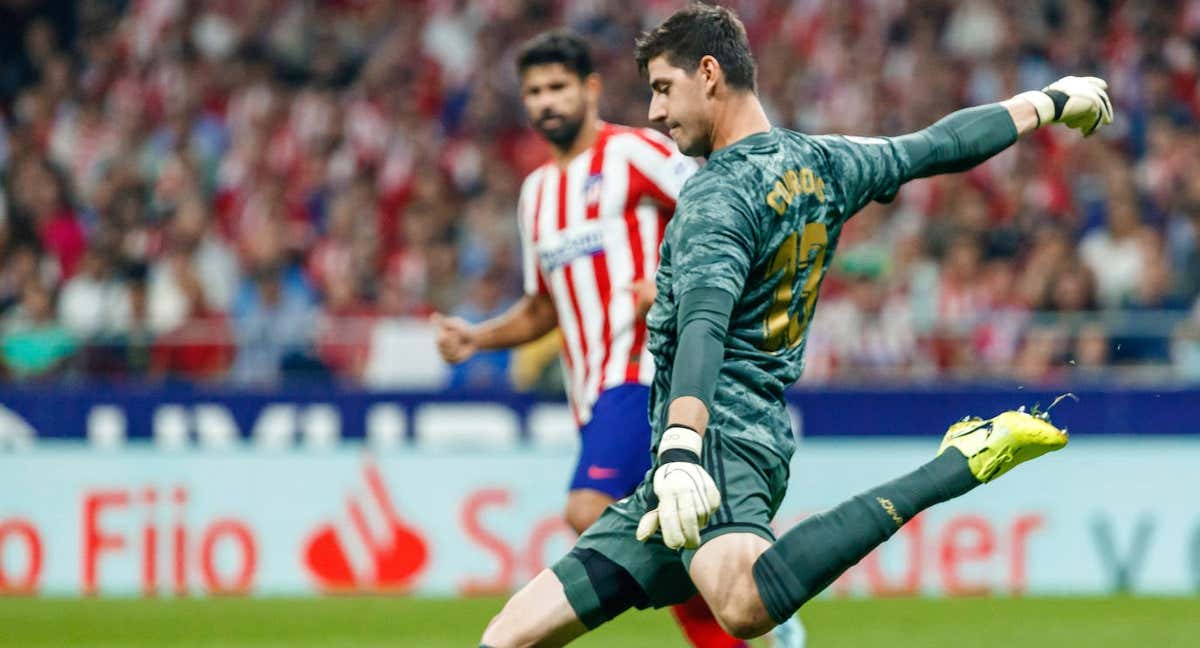 El portero del Real Madrid, Thibaut Courtois, durante un partido contra el Atlético. /GETTY