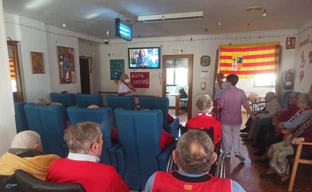 Los usuarios de la Residencia San Marcelino preparados para ver un partido del equipo femenino Casademont Zaragoza.  ALEJANDRO GARCÍA