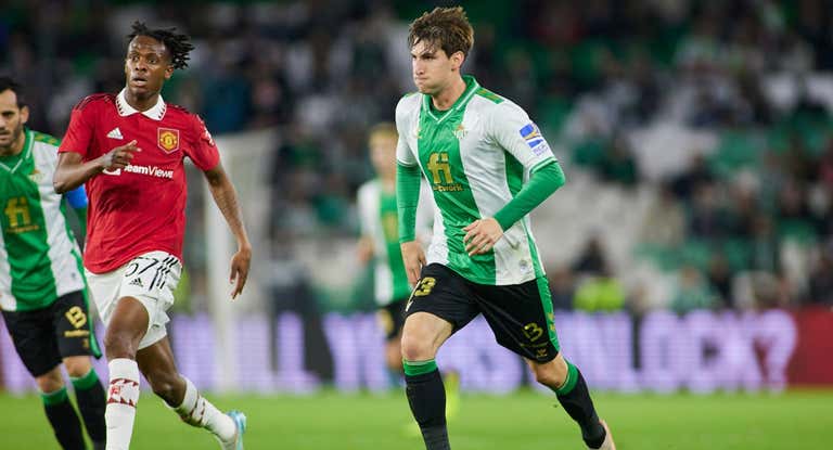 Borja Iglesias, durante el entrenamiento del Betis en Riad.