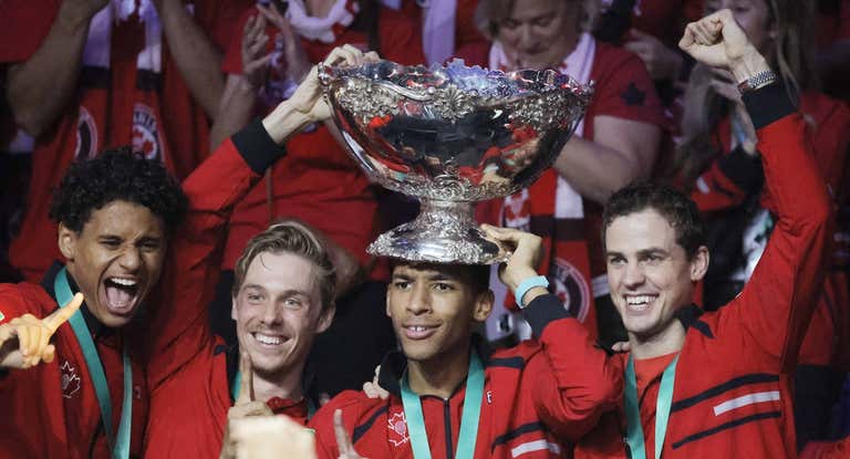 Los tenistas de Canadá celebran el título de Copa Davis conseguido en Málaga en 2022.