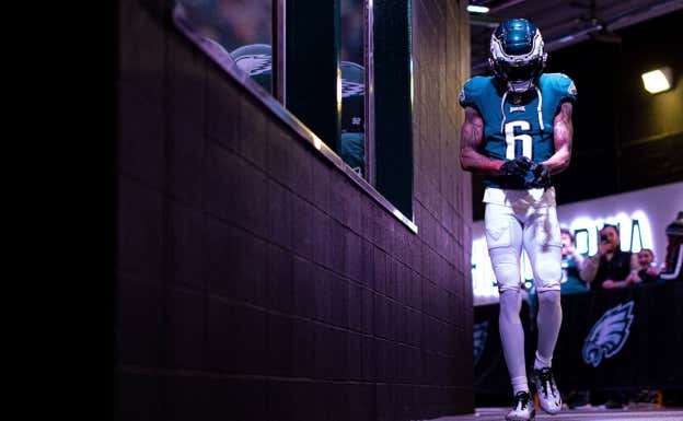 Devonta Smith, de los Philadelphia Eagles, saliendo a jugar  REUTERS