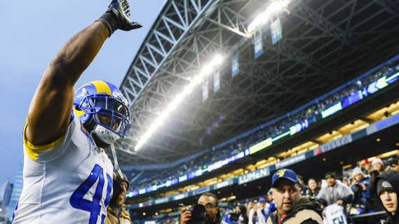 Bobby Wagner, de Los Ángeles Rams, saliendo del estadio de los Seattle Seahawks /REUTERS