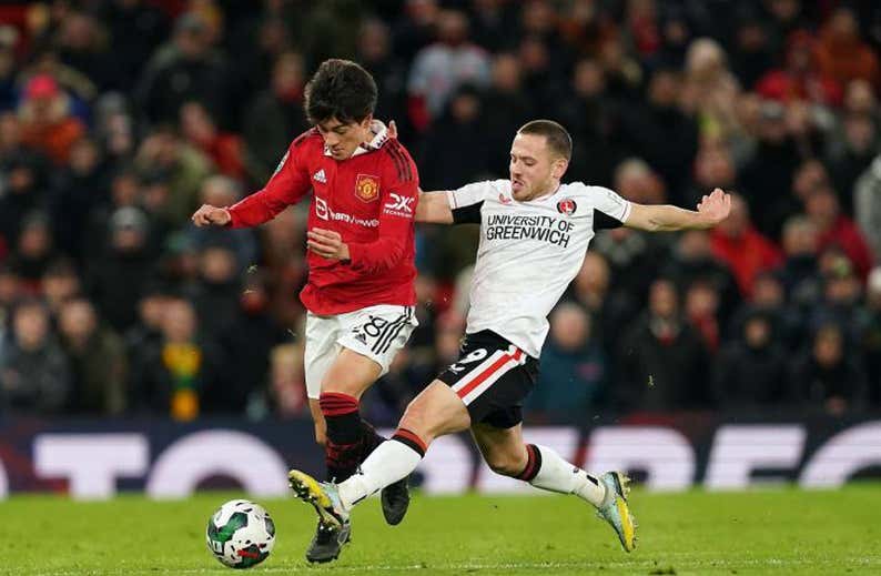Facu Pellistri espera la decisión del Manchester United con el Valencia llamando a su puerta