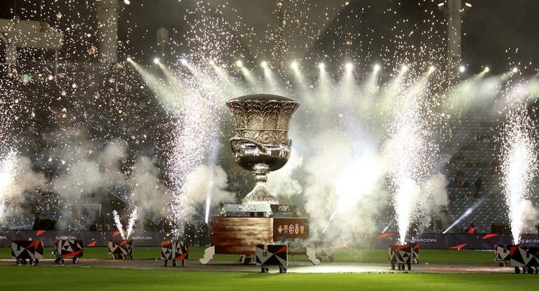 Una réplica gigante del trofeo de la Supercopa.