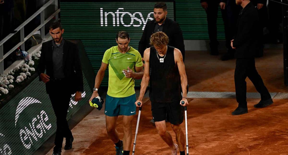 Rafael Nadal y Alexander Zverev, durante su último enfrentamiento, en Roland Garros 2022. /Anne-Christine POUJOULAT / AFP