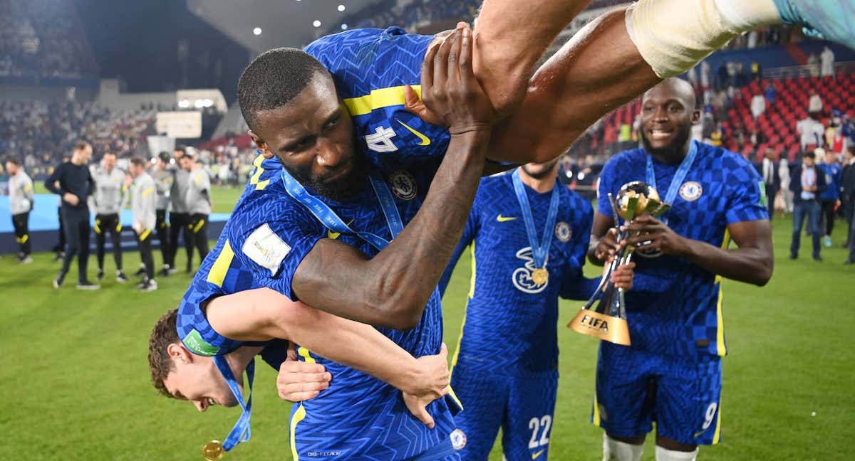 Christensen y Rüdiger celebran juntos un título del Chelsea. /GETTY