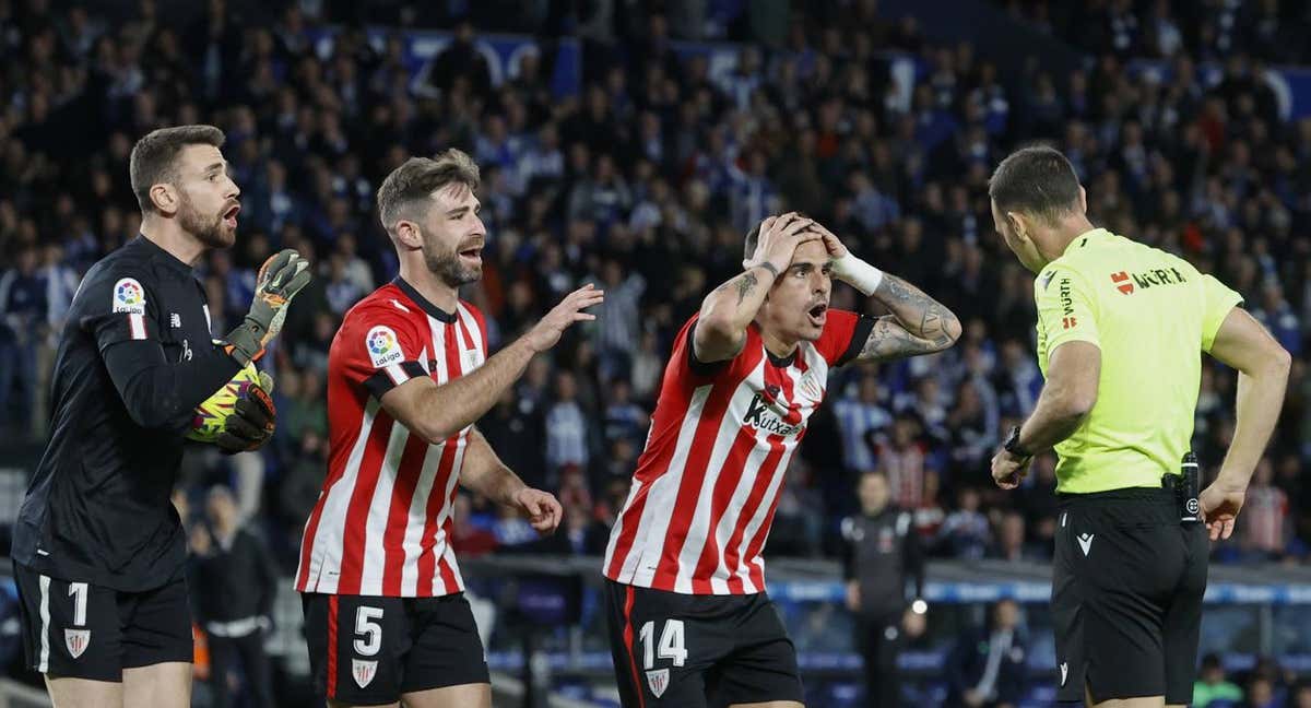 Yeray protesta tras el penalti señalado.