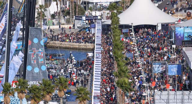 Una salida de récord: 140.000 personas para ver vela en Alicante