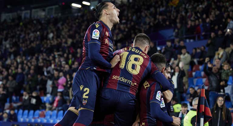Los jugadores del Levante celebran uno de los goles marcados contra el Granada
