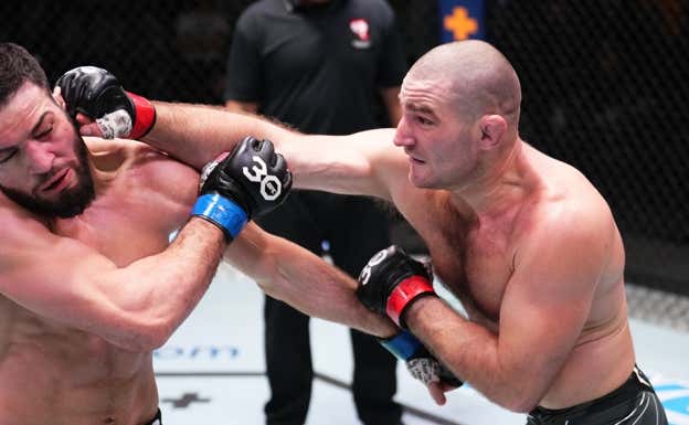 Strickland golpea a Imavov durante su combate en el UFC Vegas 63.