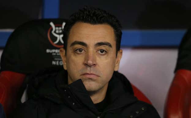 Xavi en el banquillo del Barcelona durante la Supercopa. Reuters