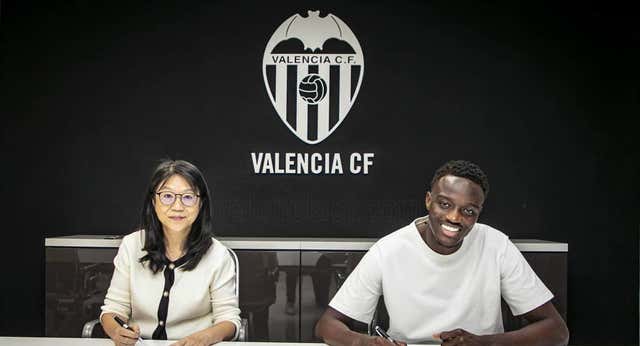 El Valencia ata a Diakhaby y apunta al mercado: «Januzaj es un buen jugador»