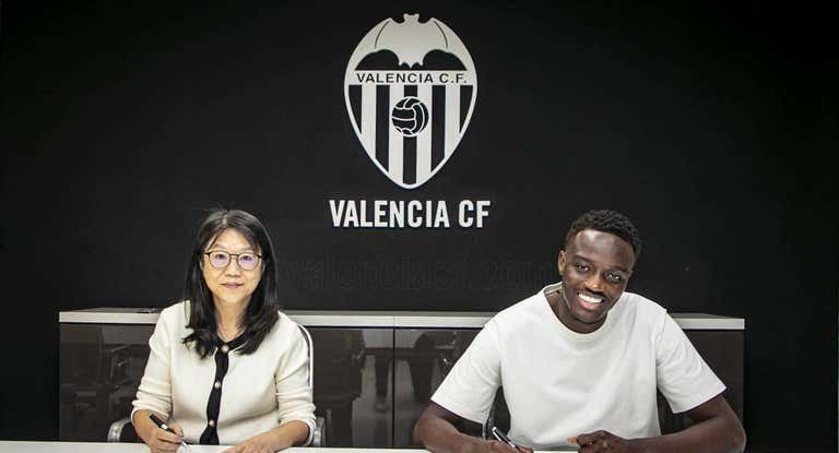 Lay Hoon, presidenta del Valencia, junto a Diakhaby, en la firma de la renovación del jugador.