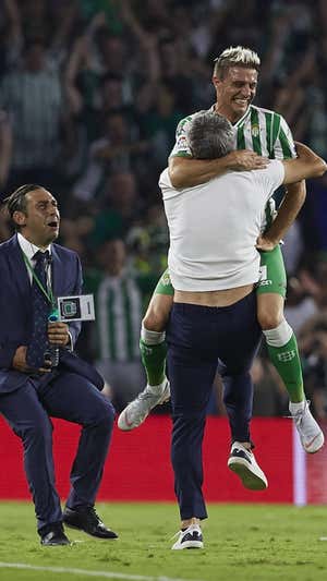 Setién y Joaquín se abrazan en un partido del Betis. GETTY