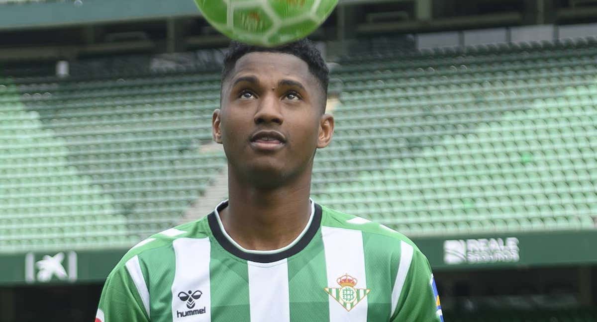 Abner en su presentación como jugador del Betis.