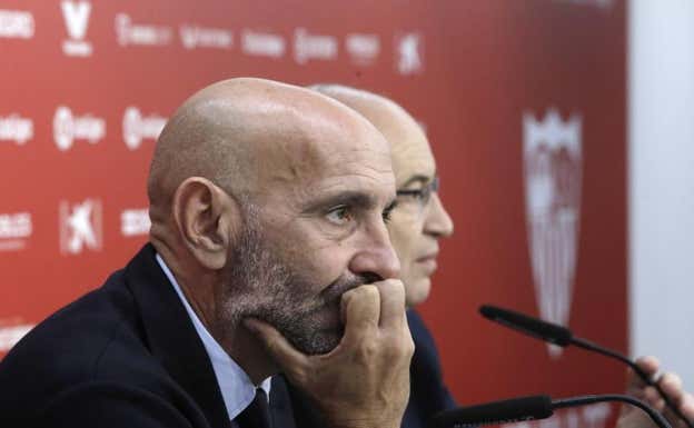 Monchi y Pepe Castro, durante una comparecencia de prensa. EFE