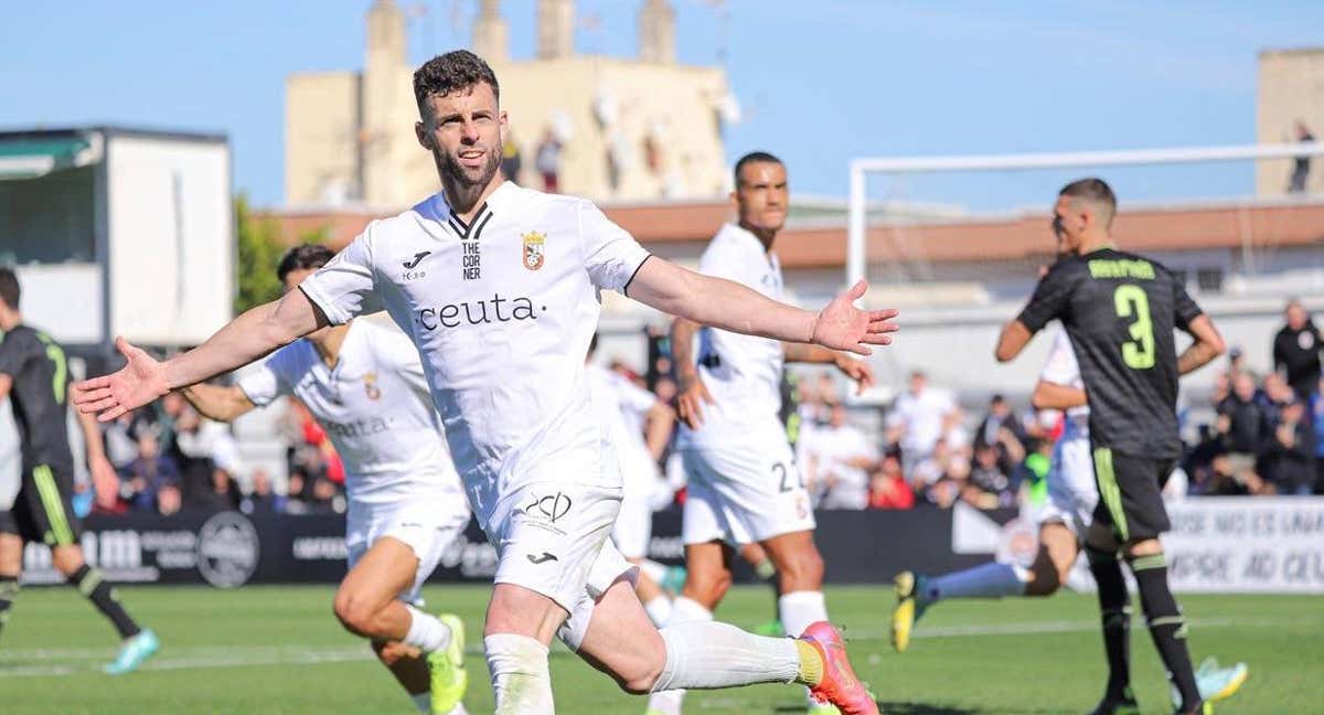 Rodri Ríos celebrando un gol con el Ceuta /Canon Zaki