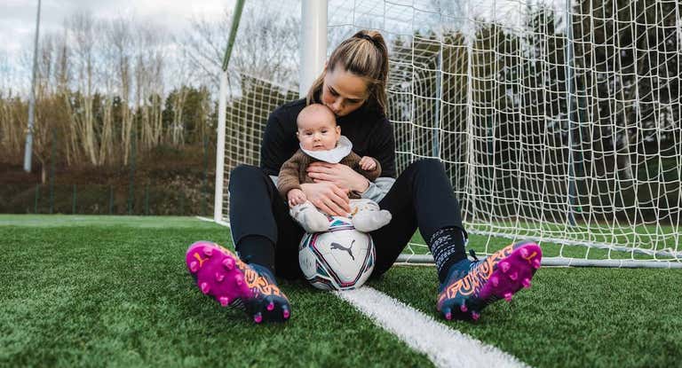 Sara Björk Gunnarsdóttir, junto a su hijo.