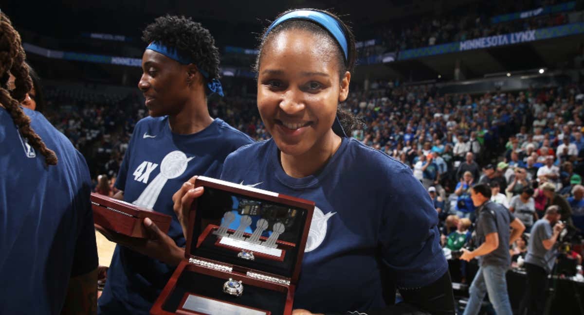 Maya Moore posa con su cuarto anillo WNBA. /Getty Images