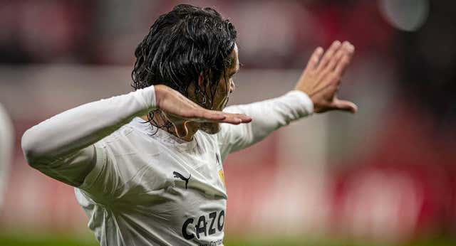 Edinson Cavani mantiene su estrella