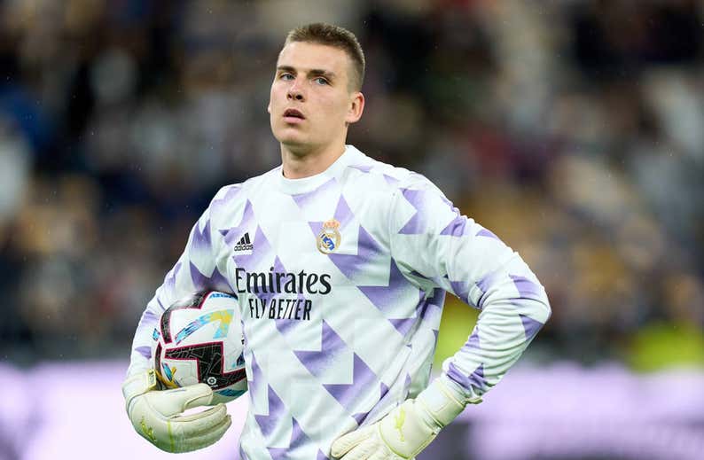 Palo para Lunin: se enteró de su suplencia… por la rueda de prensa