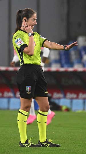 Maria Sole Ferrieri Caputi lideró un equipo arbitral íntegramente femenino. EFE