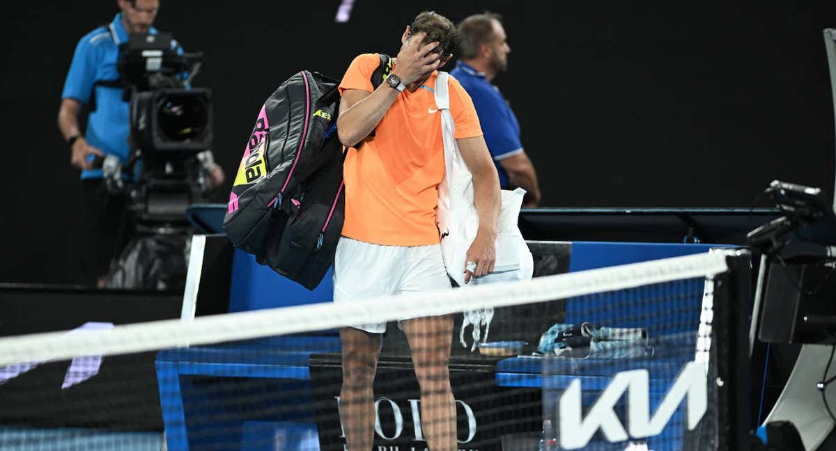 Rafael Nadal se lamenta tras caer lesionado y eliminado del Open de Australia 2023. /EFE