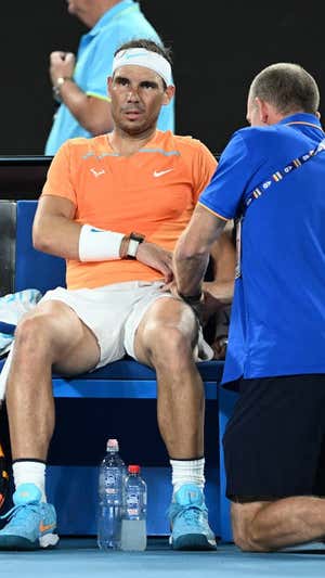 Nadal es tratado durante la segunda ronda de Australia 2023.  EFE