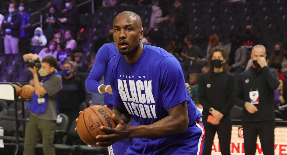 Serge Ibaka en un calentamiento con los Clippers.