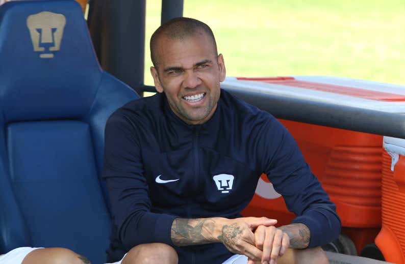 Pumas rescinde el contrato de Alves