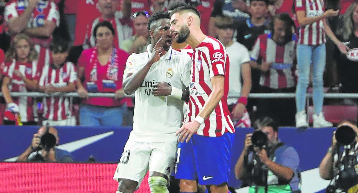 Vinicius y Carrasco se las tienen durante el último derbi en el Cívitas Metropolitano.