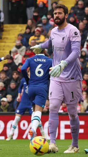 El Chelsea celebra el gol mientras que Alisson pide fuera de juego.  REUTERS