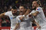 Sampaoli dispone, Ocampos inyecta y Rakitic decide