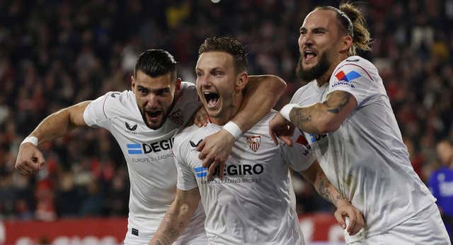 Sampaoli dispone, Ocampos inyecta y Rakitic decide