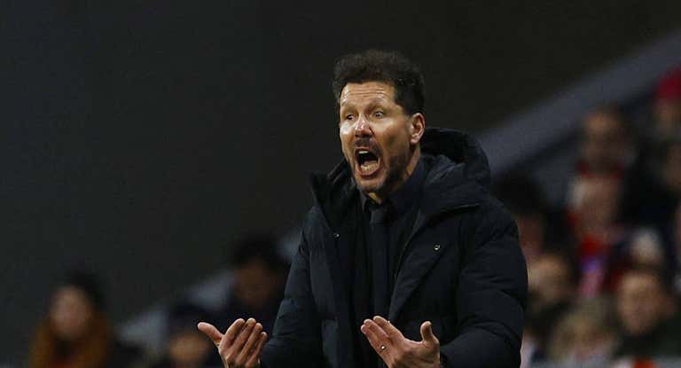 Simeone da instrucciones a sus jugadores durante el Atlético-Valladolid (3-0) celebrado el 21 de enero de 2023.