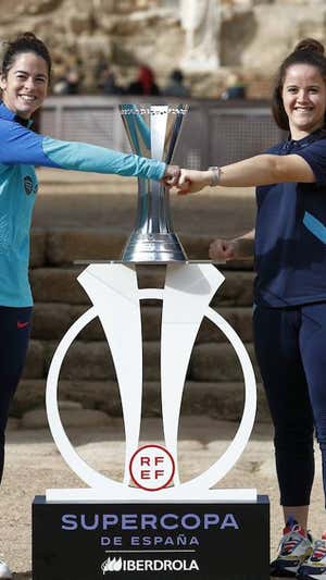 Torrejón y Eizagirre posan con el trofeo de la Supercopa.  RFEF