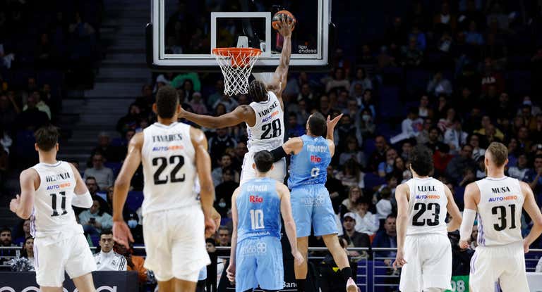 GUERSCHON YABUSELE COLOCA UN TAPÓN A UN JUGADOR DEL RÍO BREOGÁN.