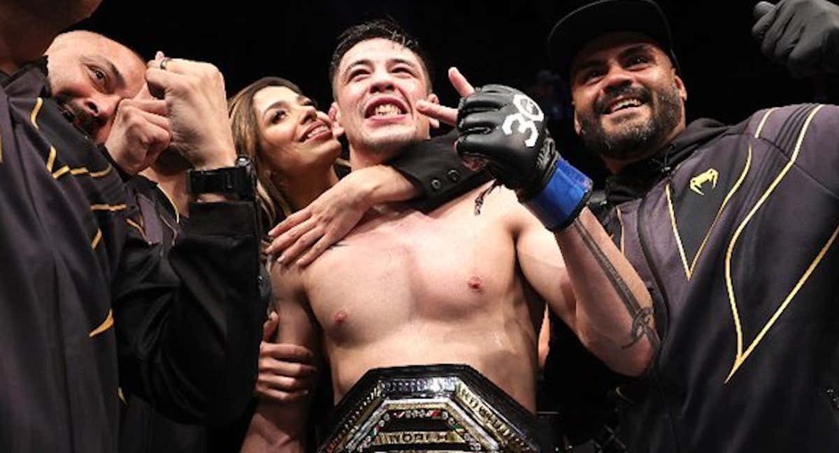 Brandon Moreno celebra con su equipo su victoria en el UFC 283.