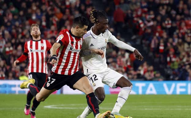 Camavinga disputa un balón con Yuri.  REUTERS