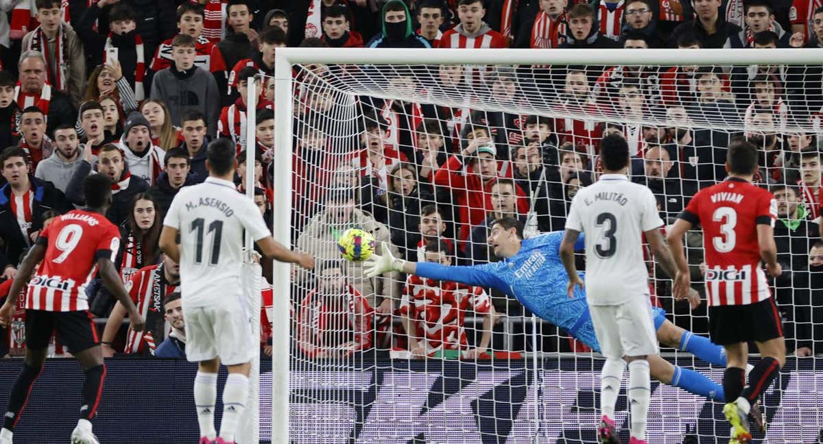 Courtois despeja la ocasión más clara del Athletic.