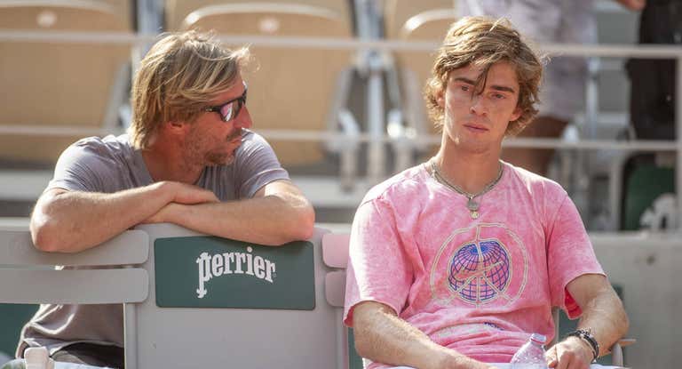 Fernando Vicente charla con Andrey Rublev durante el torneo de Roland Garros 2021.