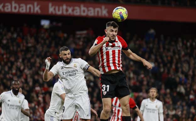 Paredes despeja de cabeza ante Benzema.  EFE