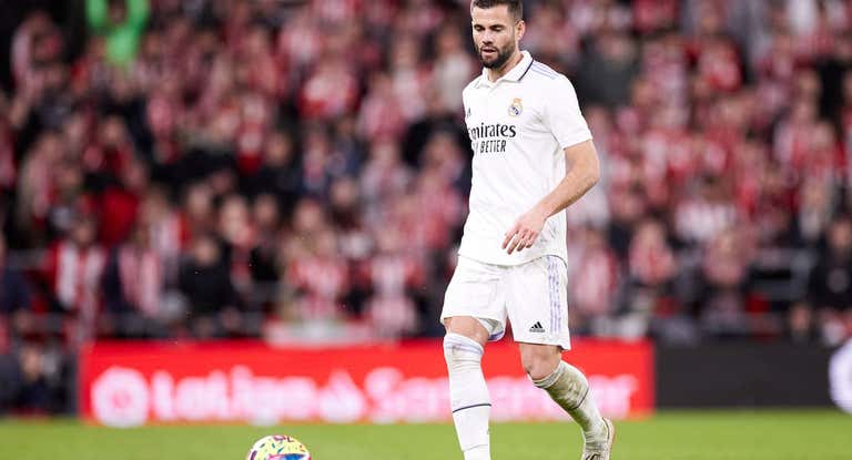 Nacho conduce el balón en San Mamés en el último partido del Real Madrid.