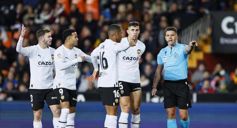 Los jugadores del Valencia, frustrados.