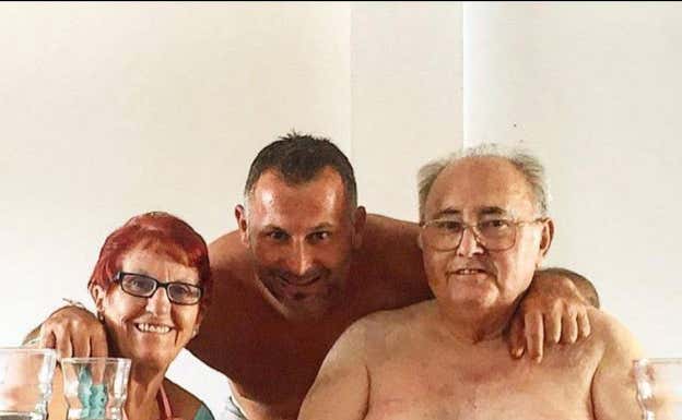 Javi, en una foto de archivo con sus padres.