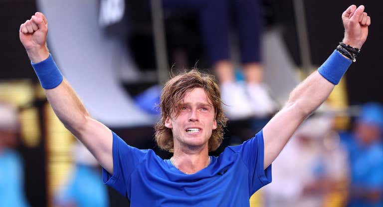Andrey Rublev celebra la victoria ante Holger Rune en Australia.