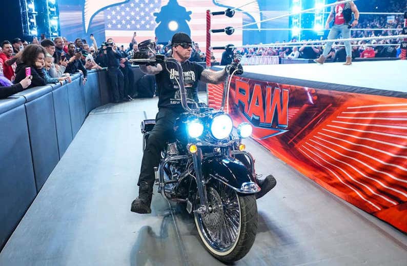 Undertaker, Hulk Hogan, Ric Flair... Raw se llena de nostalgia para su trigésimo aniversario