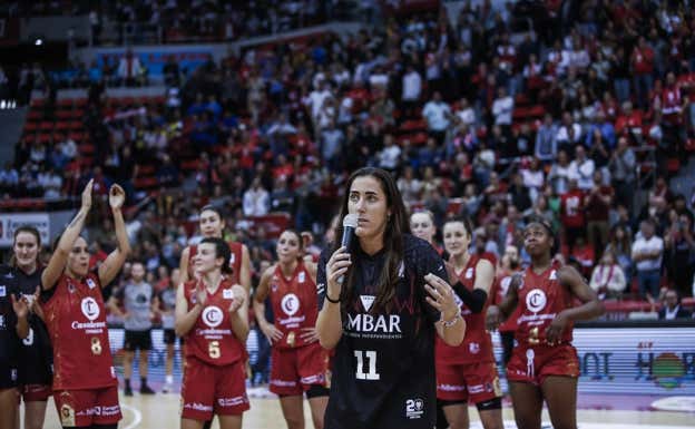 La capitana del Casademont Zaragoza Vega Gimeno se dirige a la afición del Príncipe Felipe.  CASADEMONT ZARAGOZA