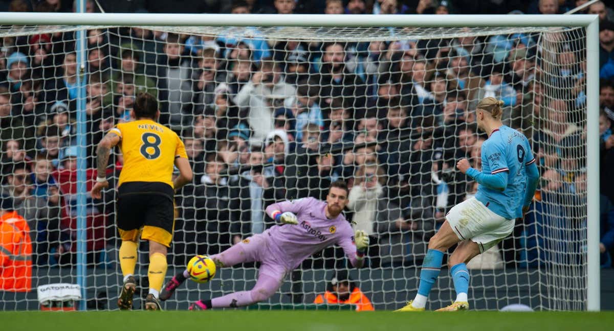 Haalland tirando un penalti ante los Wolves. /EFE