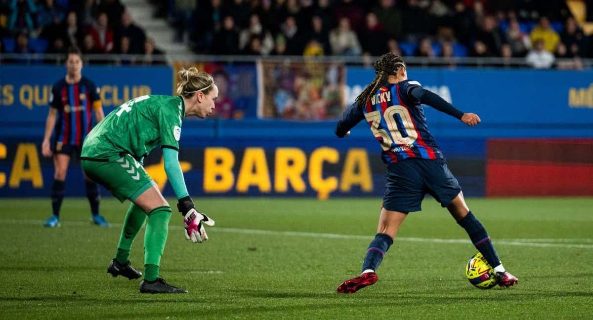 Vicky López ante Bačić. /FC BARCELONA